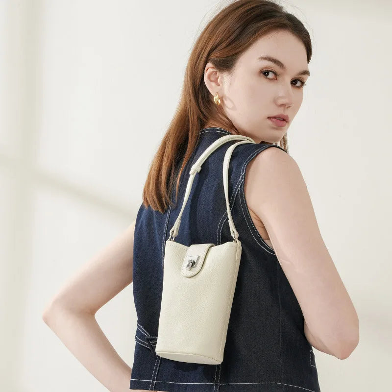 Umhängetasche aus echtem Leder für Damen, kleine Handytasche, vertikale, lässige Beuteltasche (Modell 2025) 