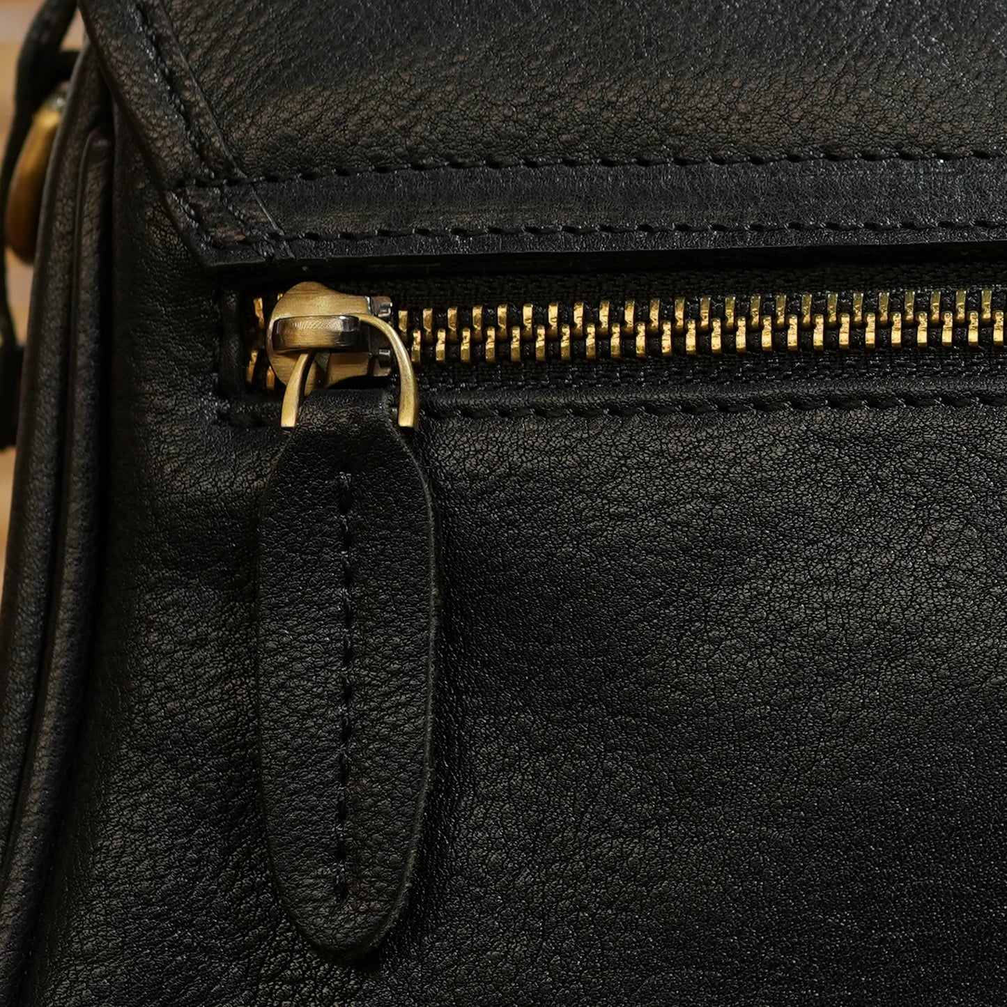 Cowhide Leather Crossbody Bag Women's Vintage Messenger Bag Genuine Leather Shoulder Bag Flap Versatile Commuting Purse