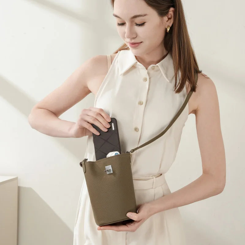 Umhängetasche aus echtem Leder für Damen, kleine Handytasche, vertikale, lässige Beuteltasche (Modell 2025) 